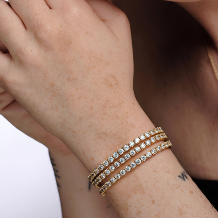 Round tennis bracelet in gold stacked 