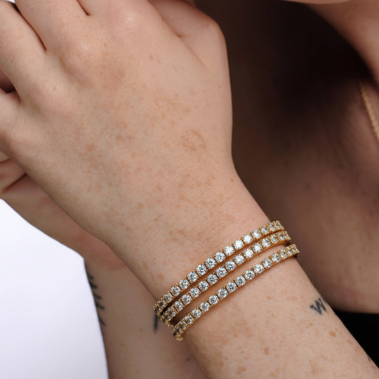 Round tennis bracelet in gold stacked 