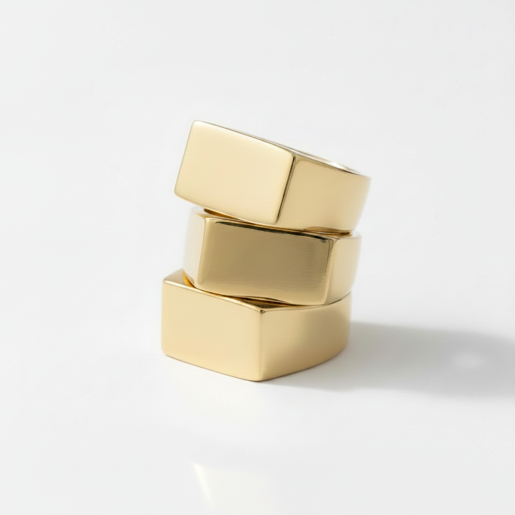 Rectangle signet ring in Gold
