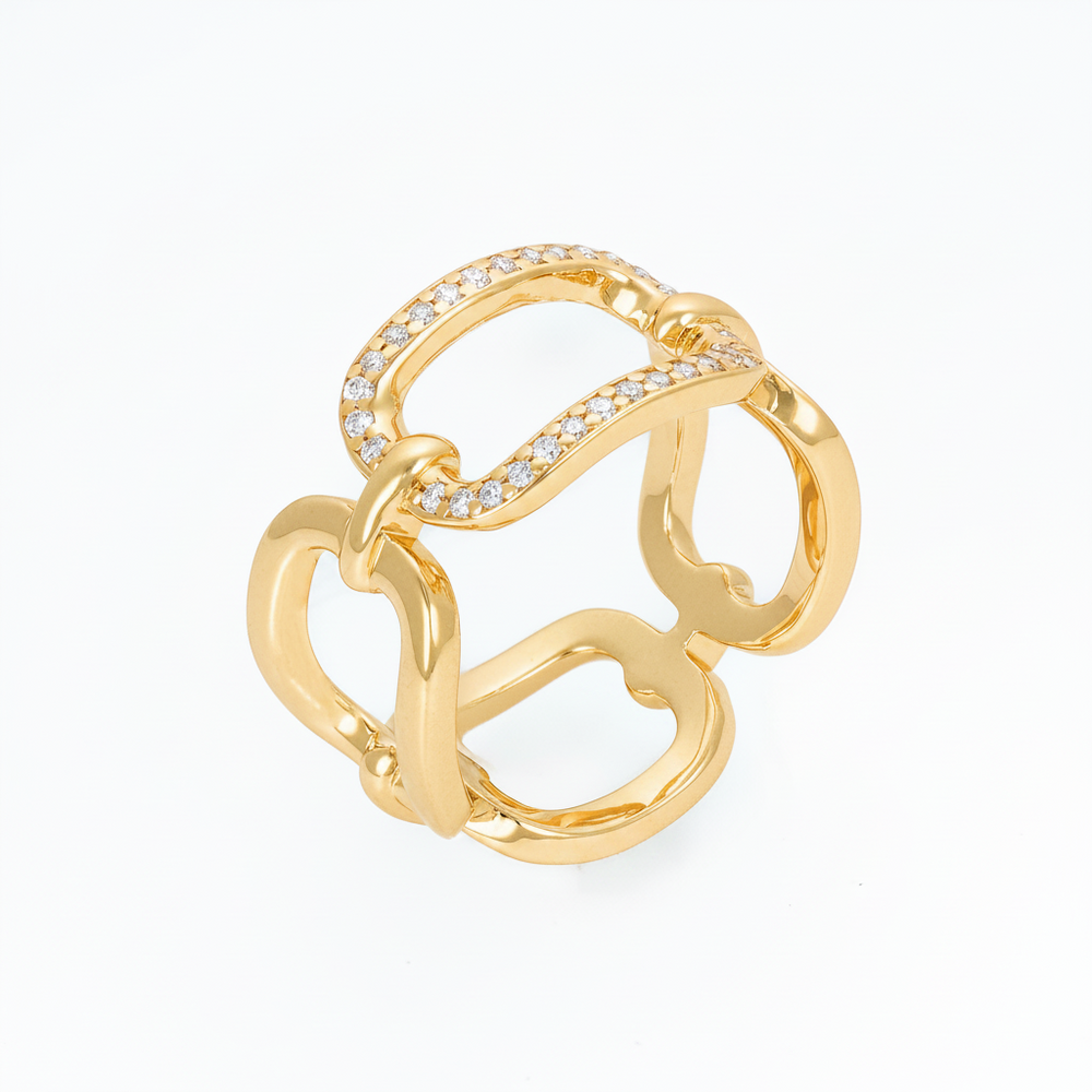 Linked wide band ring in gold 