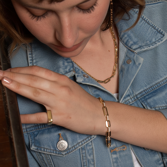 Paperclip chain bracelet with stones in yellow gold 