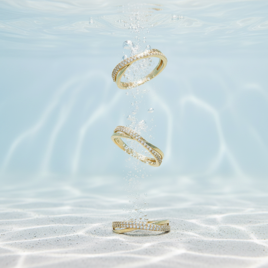 Crossover band ring with stones in yellow gold