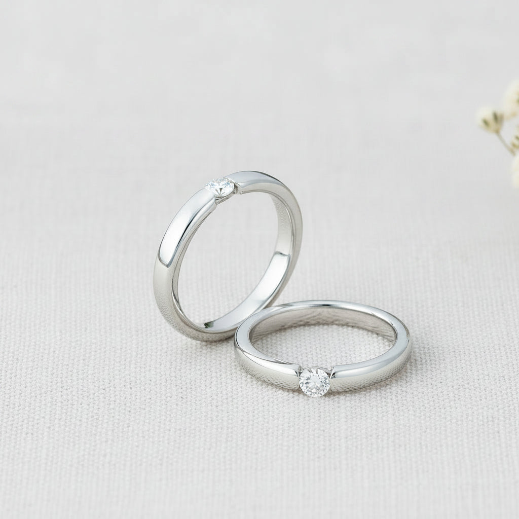 Silver band ring with one stone 