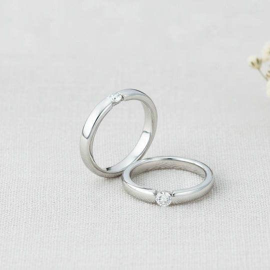 Silver band ring with one stone 